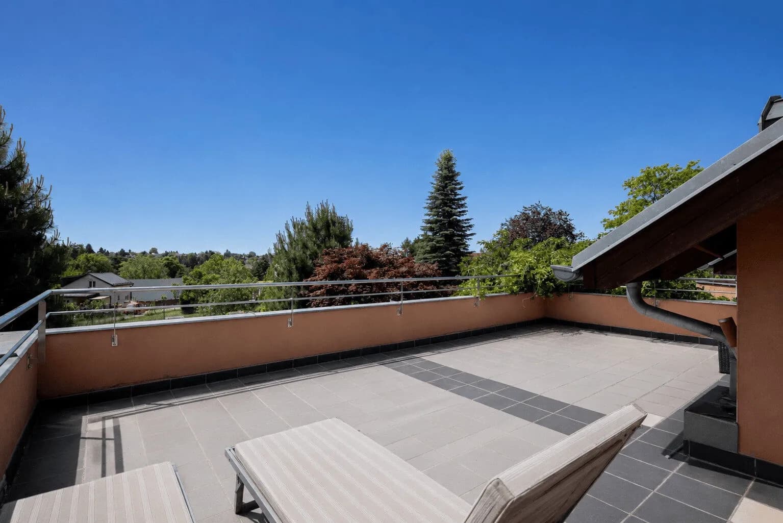 Jedinečná vila Říčany 475 m² s pozemkem 2800 m² a vlastním tenisovým kurtem
