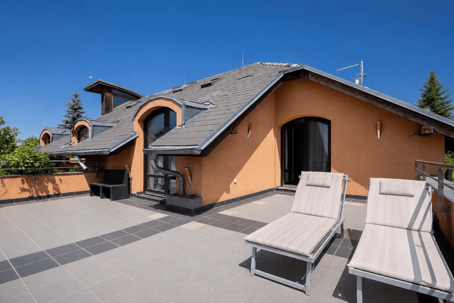 Jedinečná vila Říčany 475 m² s pozemkem 2800 m² a vlastním tenisovým kurtem