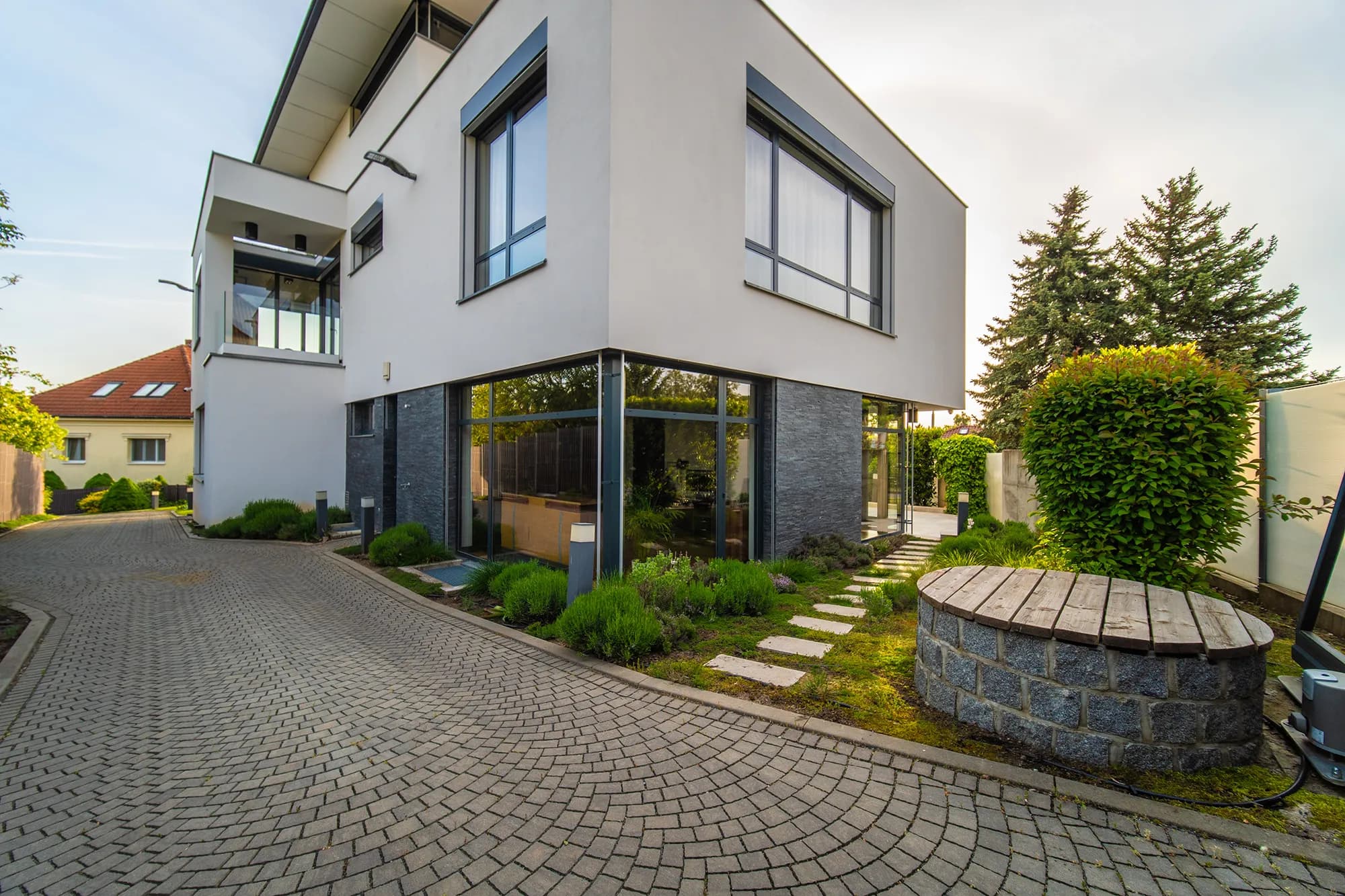 Luxusní vila s výtahem, bazénem a soukromou zahradou, 520 m² užitné plochy