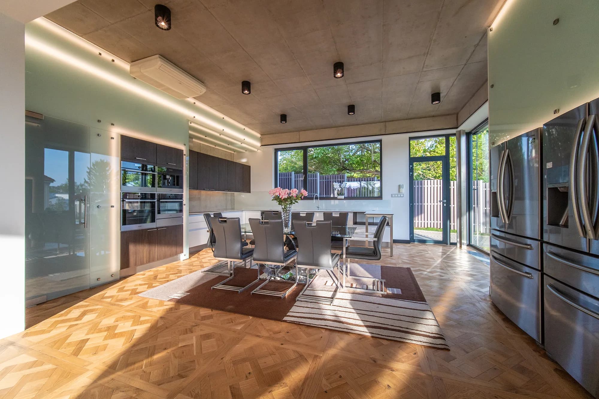 Luxusní vila s výtahem, bazénem a soukromou zahradou, 520 m² užitné plochy