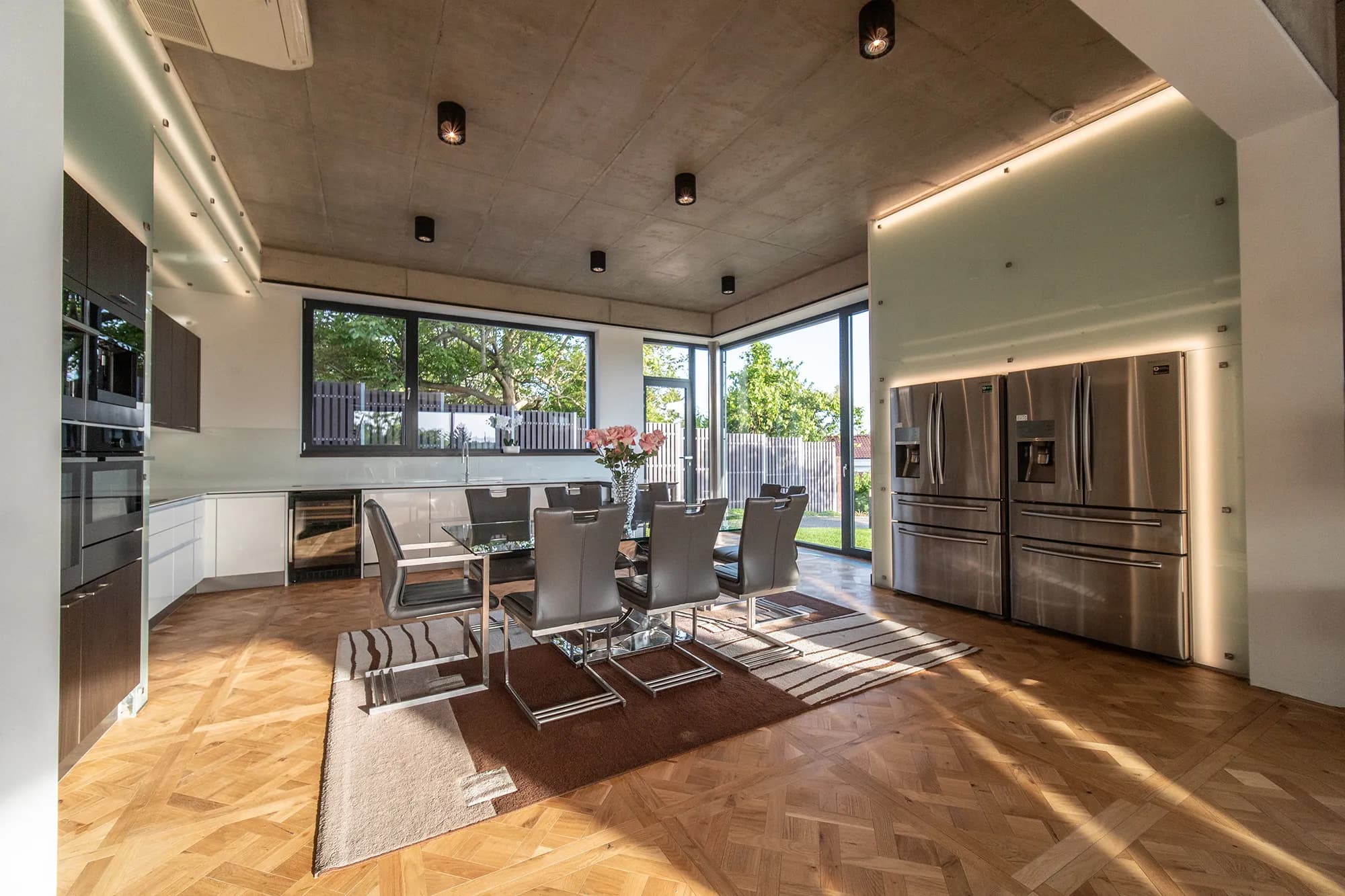 Luxusní vila s výtahem, bazénem a soukromou zahradou, 520 m² užitné plochy