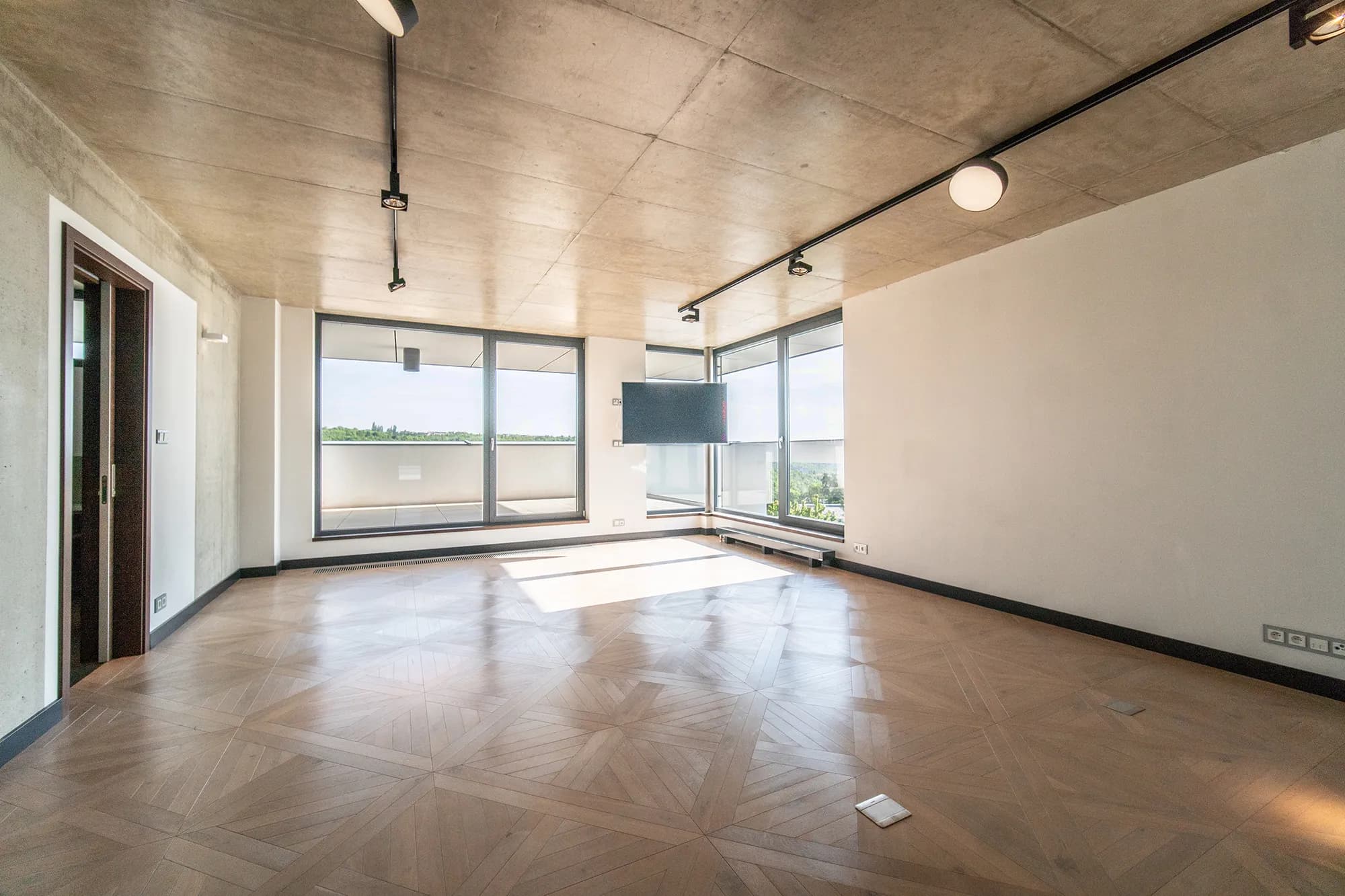 Luxusní vila s výtahem, bazénem a soukromou zahradou, 520 m² užitné plochy