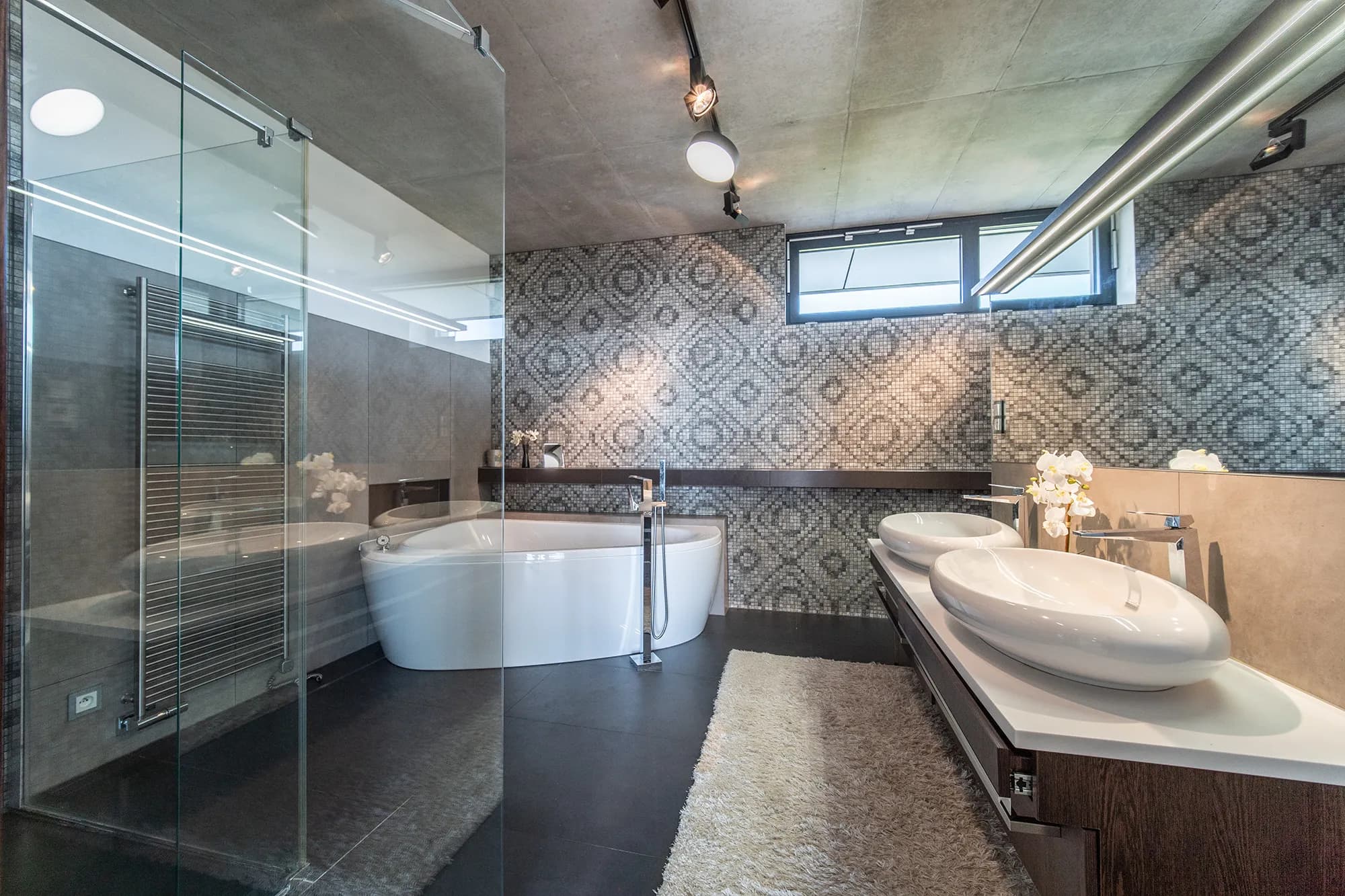 Luxusní vila s výtahem, bazénem a soukromou zahradou, 520 m² užitné plochy
