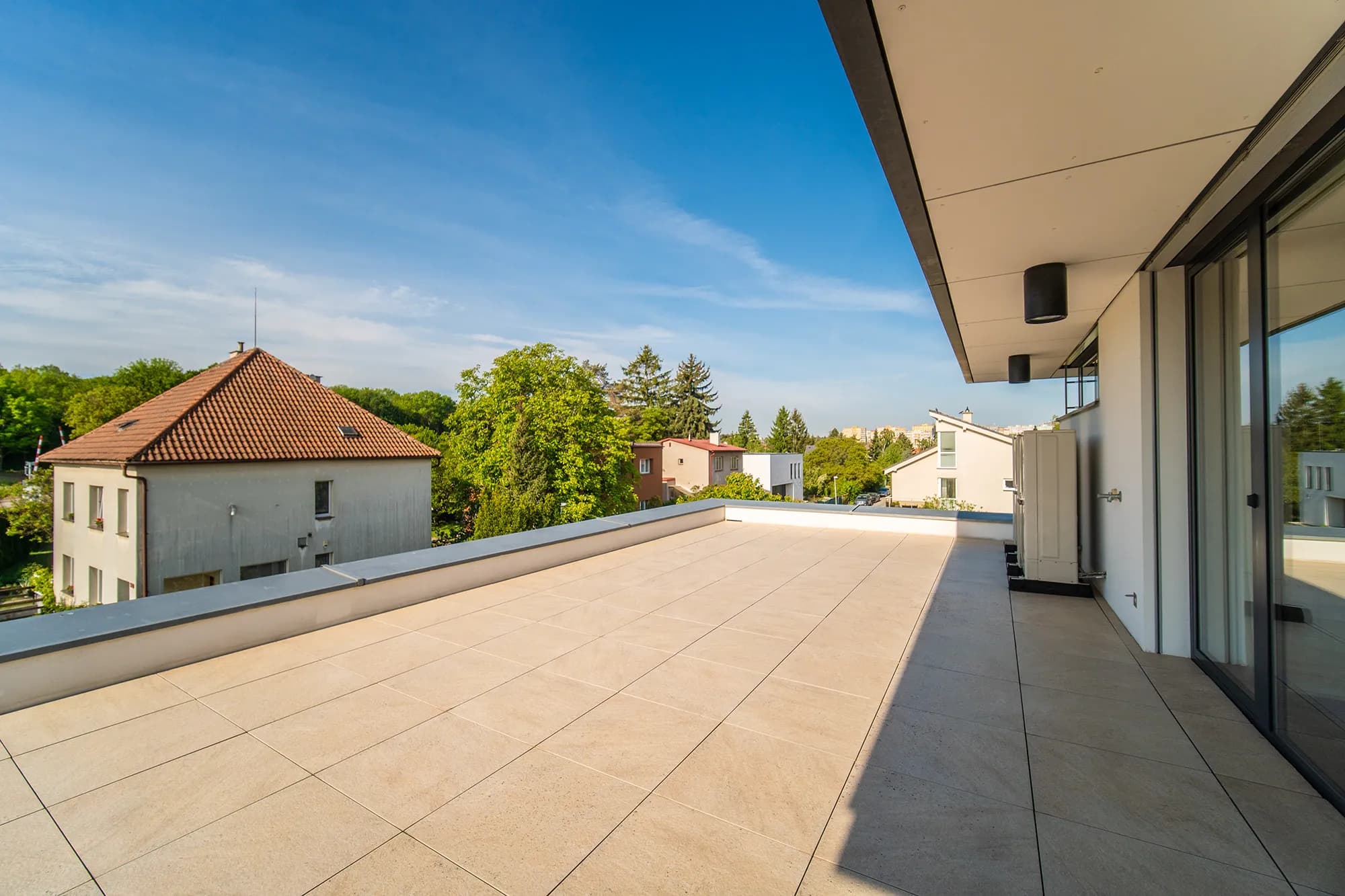 Luxusní vila s výtahem, bazénem a soukromou zahradou, 520 m² užitné plochy