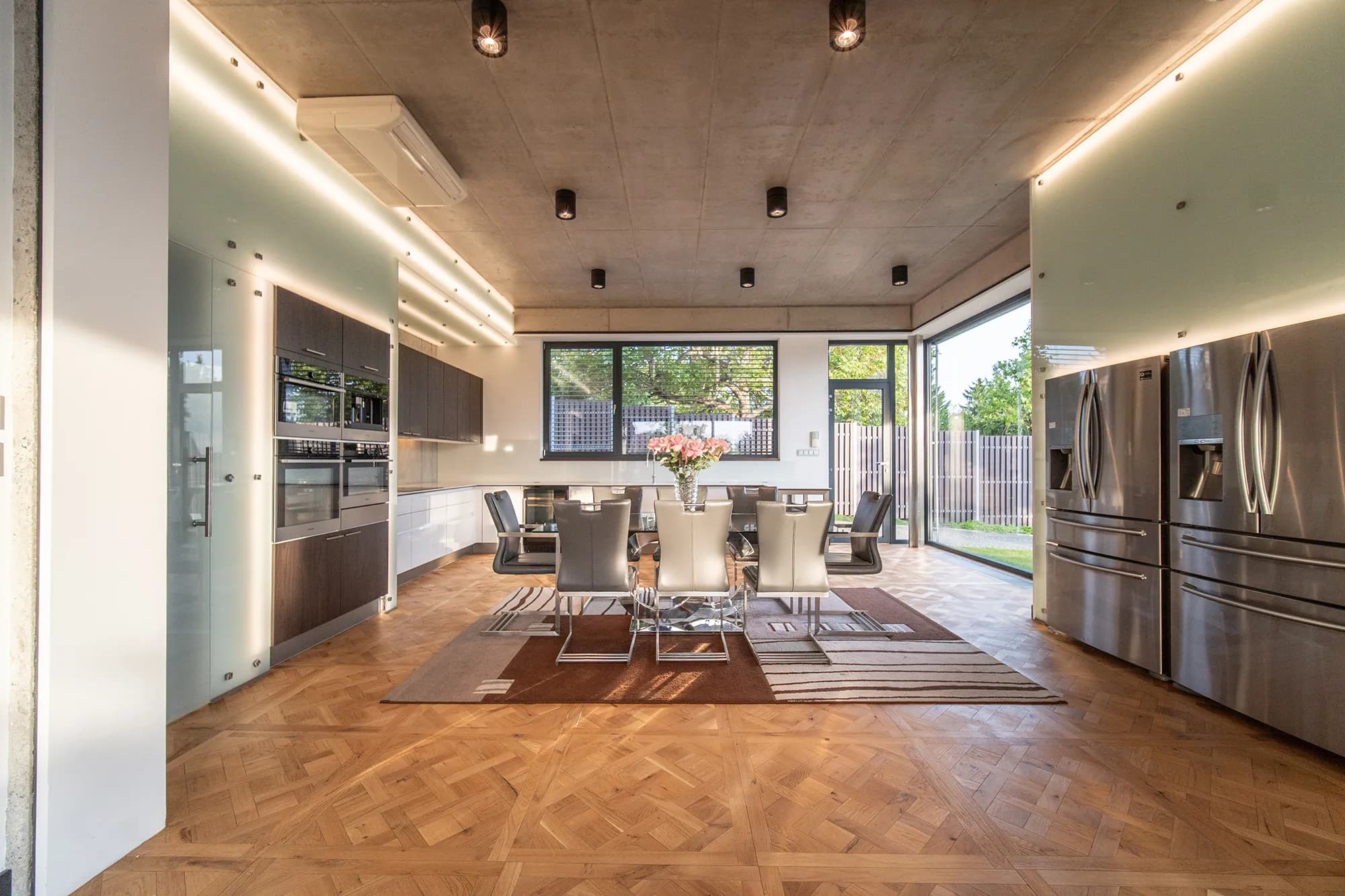 Luxusní vila s výtahem, bazénem a soukromou zahradou, 520 m² užitné plochy