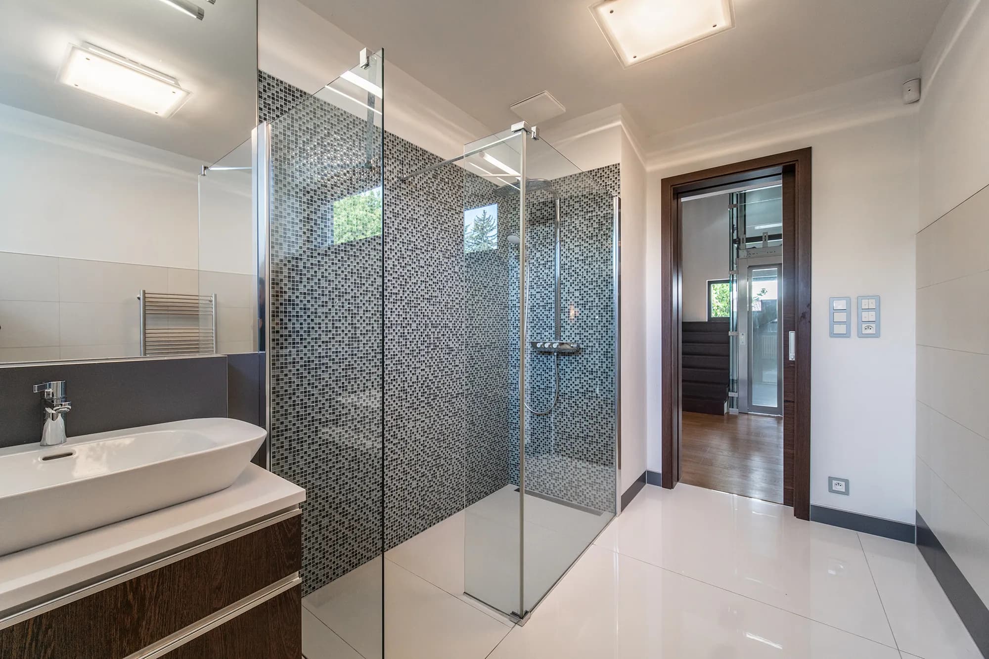 Luxusní vila s výtahem, bazénem a soukromou zahradou, 520 m² užitné plochy
