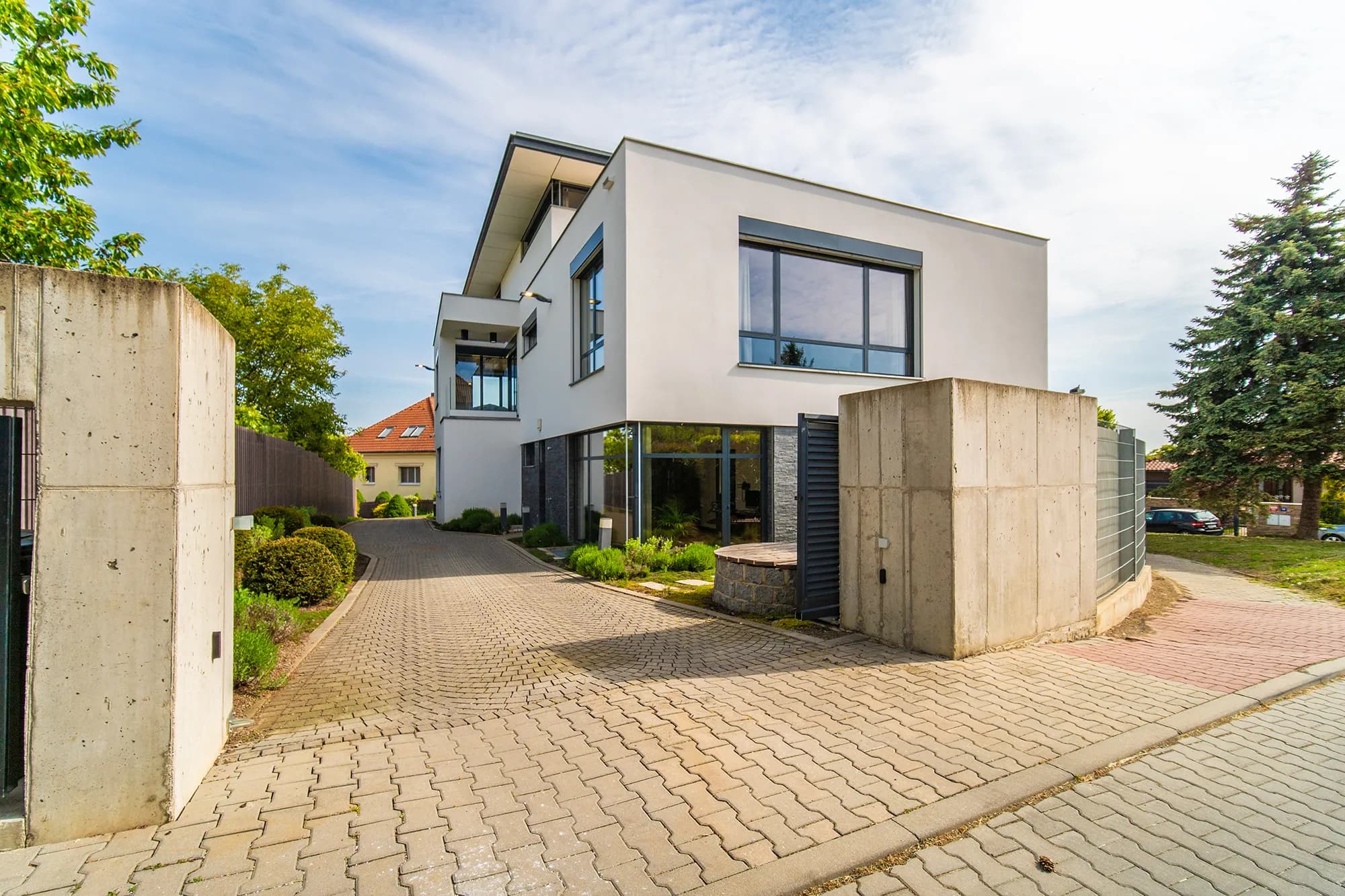 Luxusní vila s výtahem, bazénem a soukromou zahradou, 520 m² užitné plochy