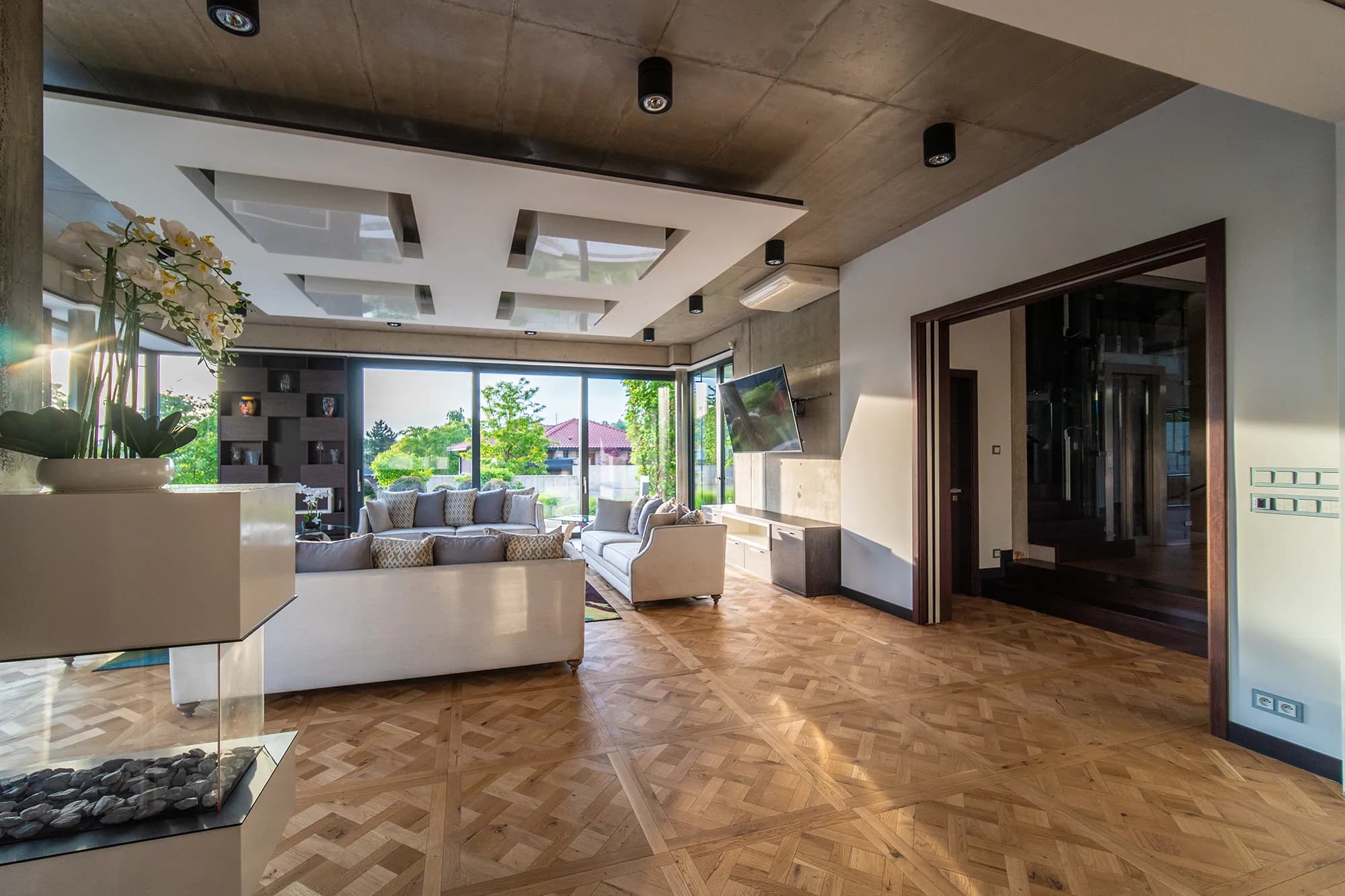 Luxusní vila s výtahem, bazénem a soukromou zahradou, 520 m² užitné plochy