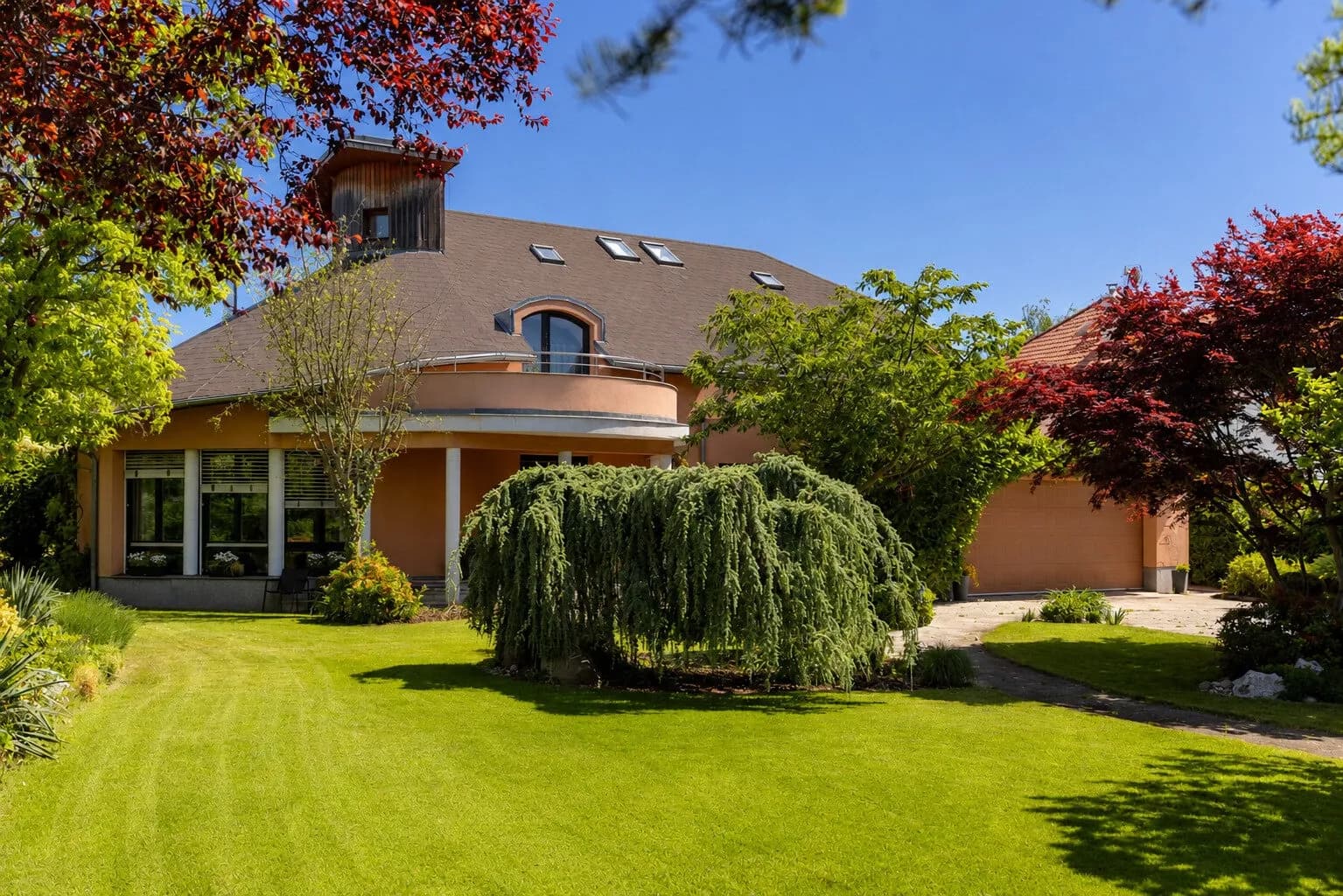 Jedinečná vila Říčany 475 m² s pozemkem 2800 m² a vlastním tenisovým kurtem